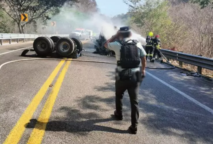 Se incendia tráiler en Copala
