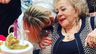 Alejandra Guzmán feliz con Silvia Pinal..jpg