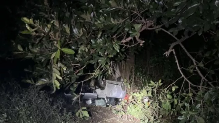 Vehículo volcó y cayó en barranco sobre la carretera Tihuatlán-Tulancingo tras accidente: ¿Qué pasó?