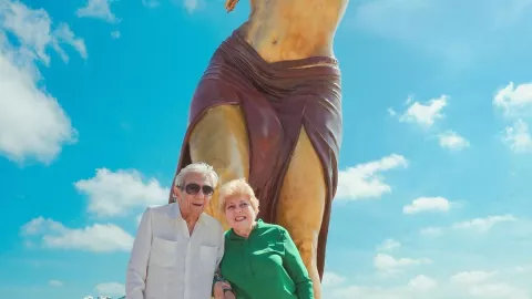 Develan estatua de Shakira en Barranquilla colombia.jpg