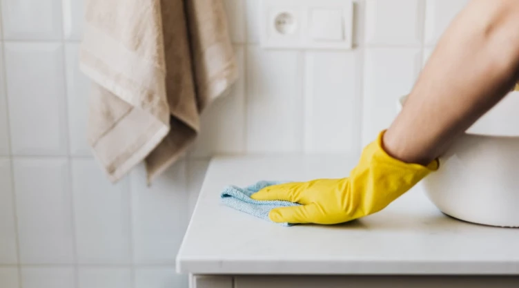3 mezclas caseras para limpiar las juntas de cocina rápido