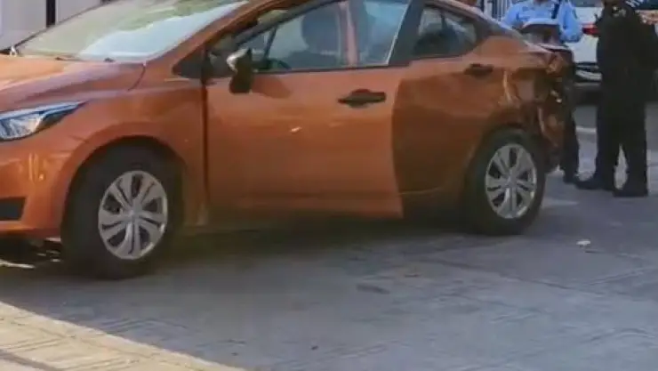 Fuerte ACCIDENTE HOY lunes 10 de agosto en el Centro de Mérida, auto impacta contra Va y Ven; ¿hay heridos?