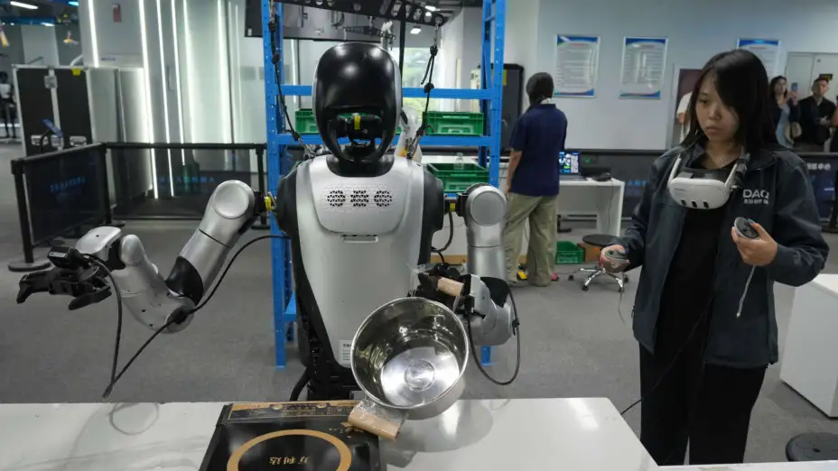 Robots humanoides en la Feria Internacional China de Comercio en Servicios.