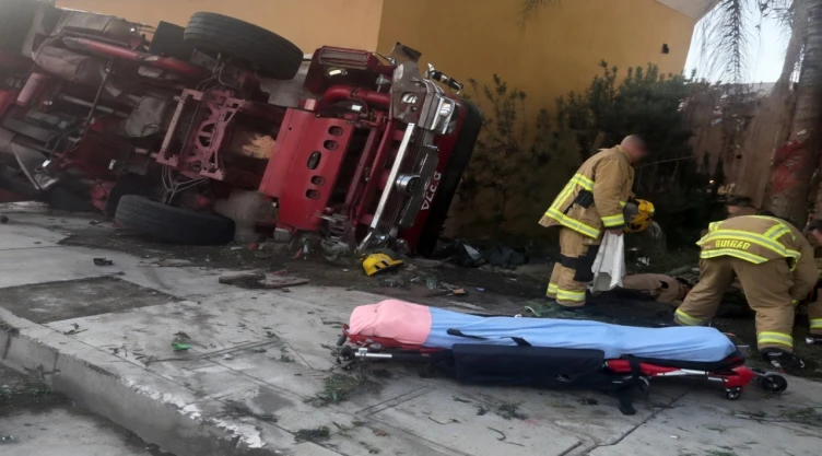 Accidente de camión de bomberos en Los Ángeles: Video muestra volcadura durante una emergencia