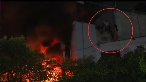 Momento exacto en que un matrimonio logra escapar del incendio en su casa de Guadalajara