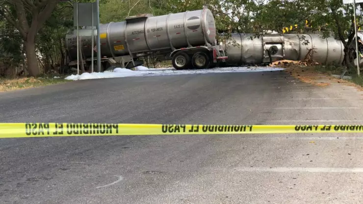 Accidente de pipa de gasolina en Mérida (VIDEO Y FOTOS)