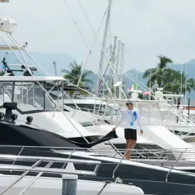 Preparativos en Puerto Vallarta ante llegada del huracán Simón.