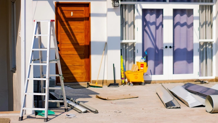 Casa de color blanco en estado de remodelación