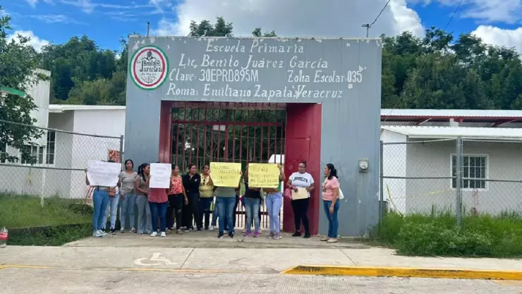Padres de familia toman escuela en Emiliano Zapata; registran segundo robo en menos de 6 meses