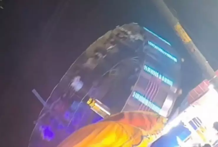 Falla en juego mecánico lanza a jóvenes en feria de Puebla