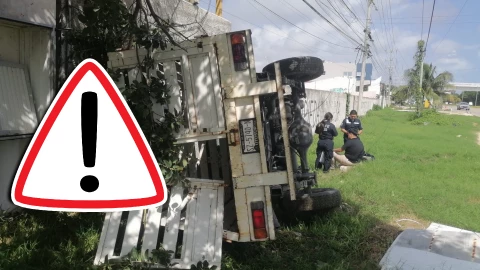 Se registra volcadura de camioneta frente a una universidad en la Colosio de Cancún; esto se sabe del caso.jpg
