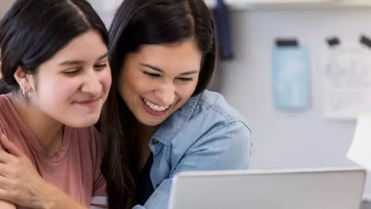Hay una beca para madres solteras que da una importante cantidad de dinero al mes