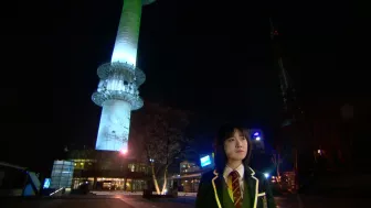 Y él lo ve: su memoria regresa en cámara lenta. ¿Será el acto de amor verdadero el que rompe sus bloqueos mentales?