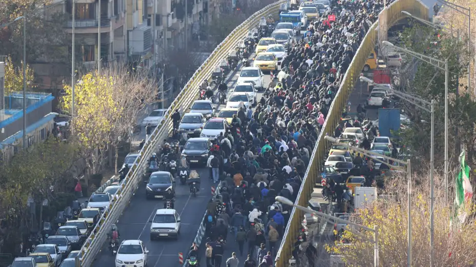 Manifestantes marchan sobre un puente en Teherán, Irán.