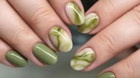 diseño de uñas griegas cremosas verdes