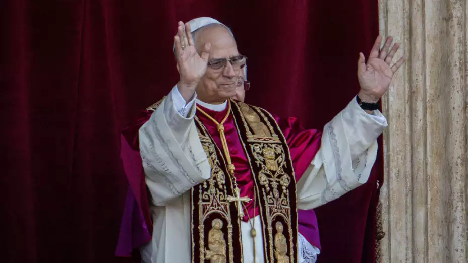 Papa León XIV en el balcón de la Basílica de San Pedro.