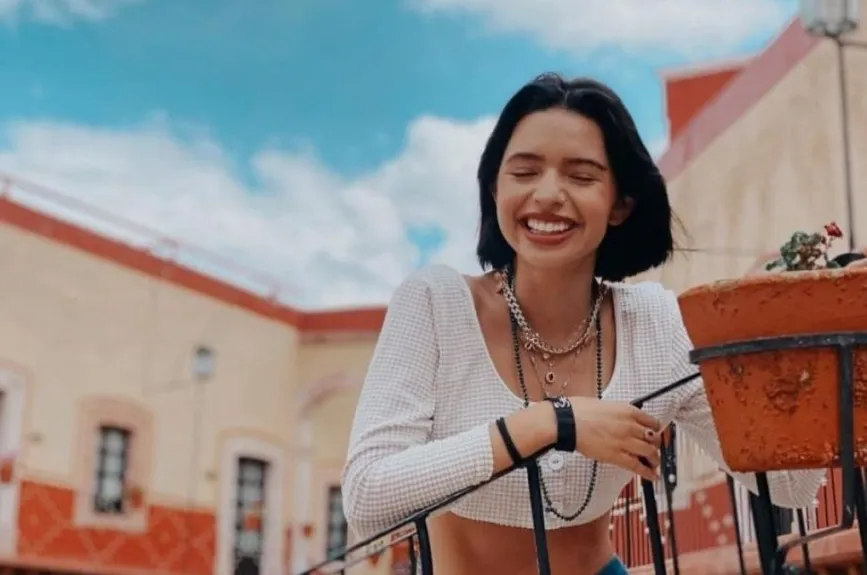 Ángela Aguilar risueña.jpg