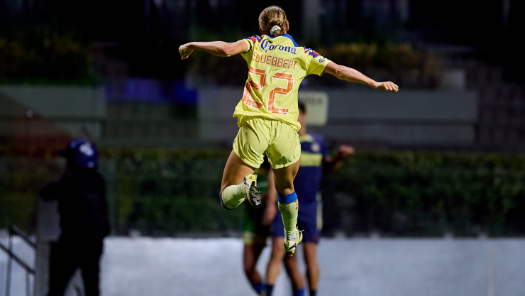 Sarah Luebbert festeja gol con Am&eacute;rica Femenil