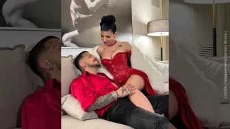 Nodal y Cazzu con de rojo sala.jpg