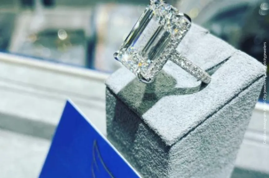 Anillo de compromiso de Belinda.