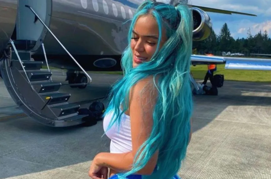 Karol G avion.jpg