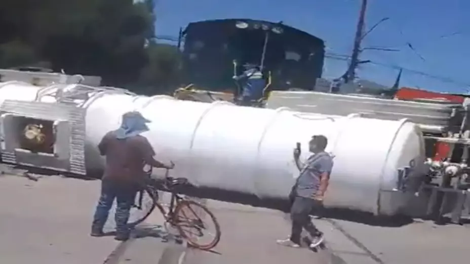 VIDEO: ¡Fuerte accidente! Tren impacta a pipa con materiales peligrosos en vía Morelos, Ecatepec.