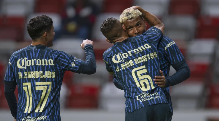 Roger Martinez festeja gol de la Copa por México con Jonathan Dos Santos y Zendejas