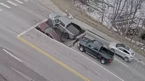 Socavón se traga dos vehículos mientras esperaban en el semáforo