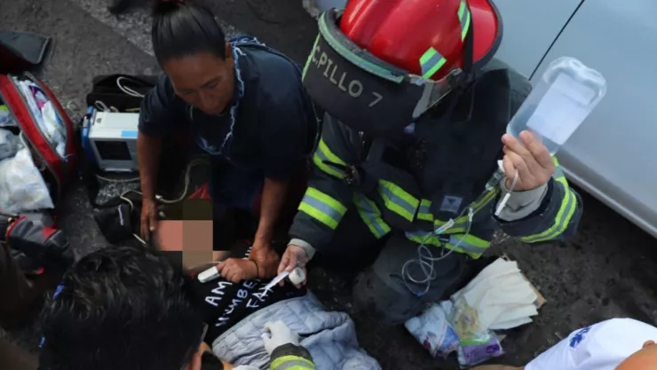 Bomberos rescatan a mujer atrapada en alcantarilla de Guadalajara