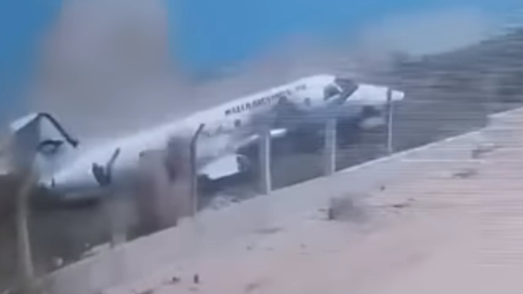 Avión choca en aeropuerto de Somalia