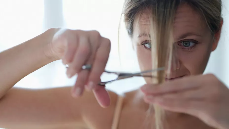 personas que se cortan el cabello solas