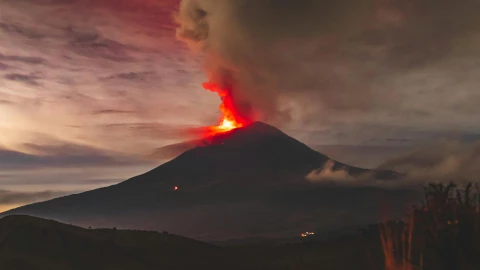 Erupción del Volcán de Fuego en Guatemala obliga a evacuar a cientos.
