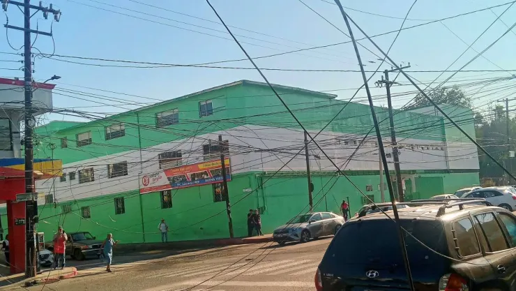¡No pases por aquí! Cables de luz quedan colgando y sobre la vialidad en Buena Vista, Tijuana