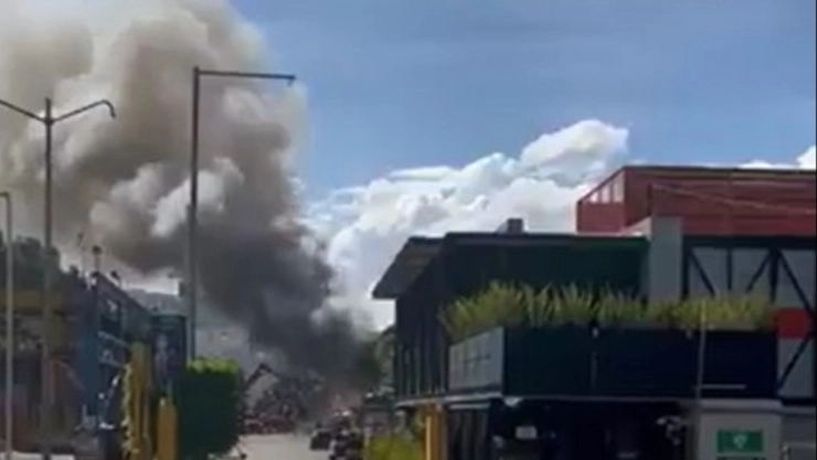 Incendio en Tultitlán_ Enorme columna de humo alerta al Edomex; bomberos combaten fuego en reciclado.jpg