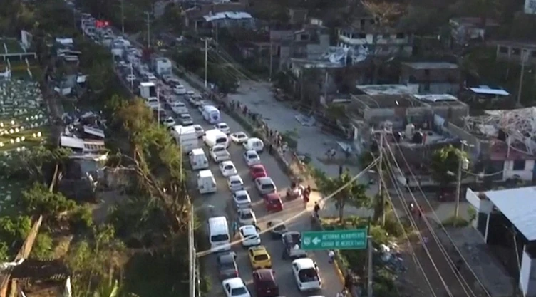 enormes-filas-autopista-del-sol-regreso-turistas-cdmx-huracan-otis-acapulco