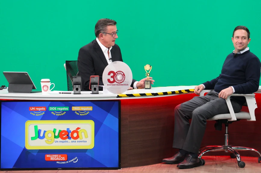 Benjamín Salinas entregó un especial reconocimiento a Jorge Garralda por estos 30 años de A Quien Corresponda