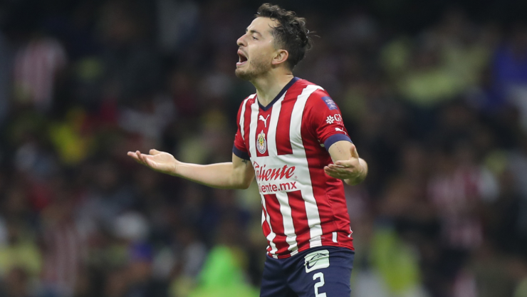 Alan Mozo celebra un gol con Chivas