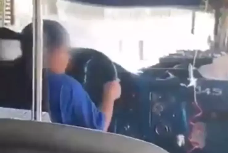 Captan-a-niño-manejando-un-camión-de-pasajeros-en-Gómez-Palacio-Durango