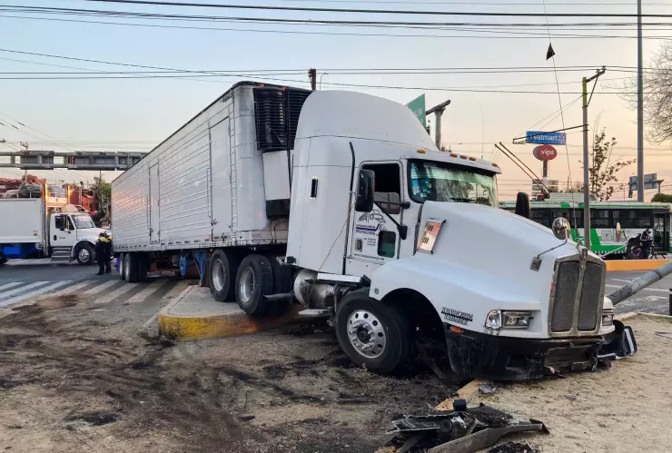 Choque de tráiler en San Juan de Aragón provoca retrasos en Metrobús