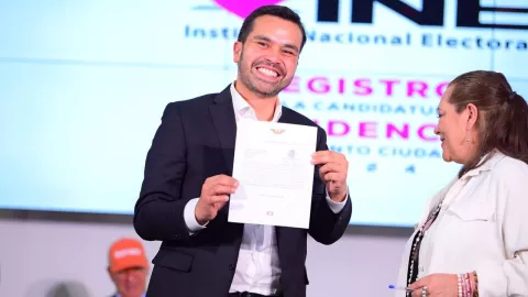 Máynez se registra como candidato de MC