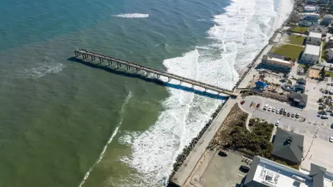 El famoso muelle de pesca y oce&aacute;nico del condado de St. Johns ya no llega el agua del oc&eacute;ano por un vertedero de arena 