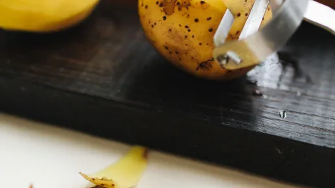 La forma correcta de realizar una infusión de cáscara de papa para la piel con manchas