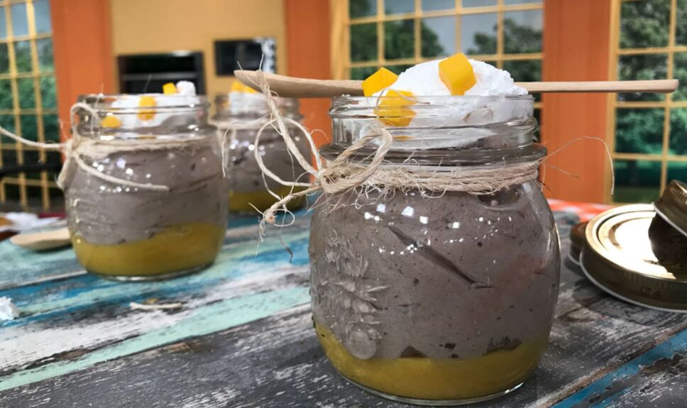 Cremoso de galleta de chocolate con salsa de mango y ate