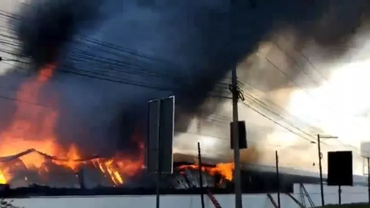 VIDEO FUERTE ¡Alerta! 500 trabajadores evacuados tras voraz incendio que consumió empresa maderera en Choloma.jpg