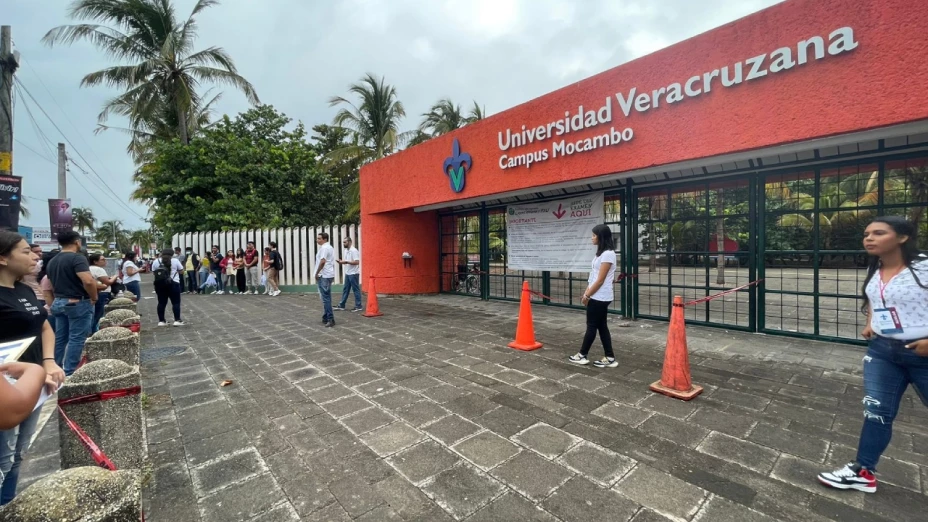 Jóvenes realizan examen de ingreso UV