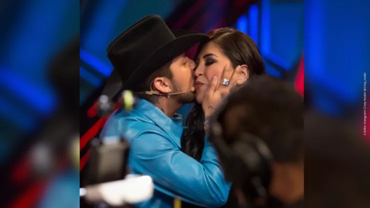 Christian Nodal felicita a su mamá con mensaje del Día de las Madres.