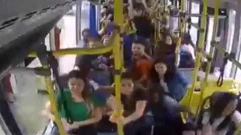 Autobús pierde frenos y provoca choque en cadena en Raposo Tavares