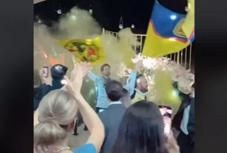 Recién casados entran con bandera del América a su boda