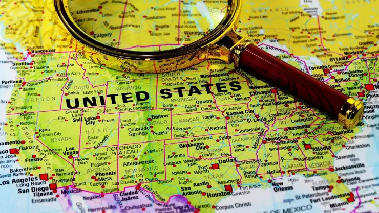 un mapa de los Estados Unidos junto a una lupita