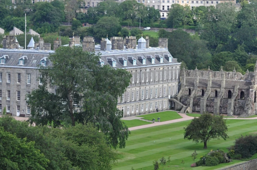 El palacio Holyroodhouse es la residencia oficial de la monarquía en Escocia.